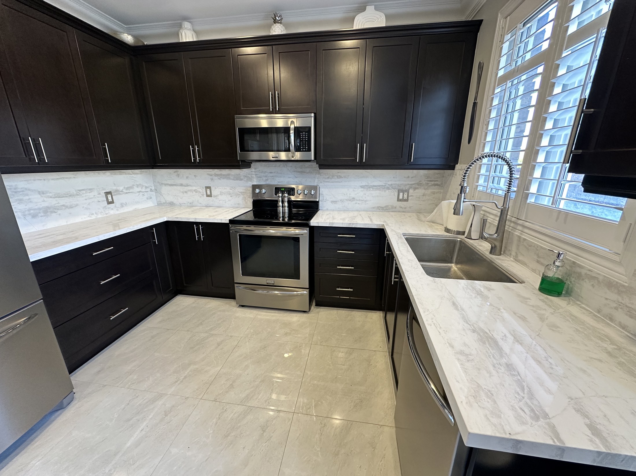Kitchen renovation with quartz counters completed by Redstone Construction in Brampton